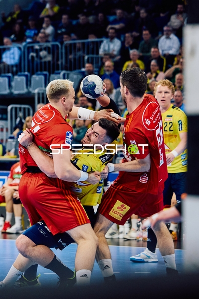 Ein Spieler der Rhein Neckar Löwen wird von zwei gegnerischen Spielern in einem Zweikampf gehalten.