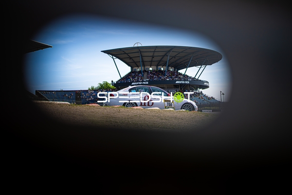 Rennfahrzeug auf der Rennstrecke