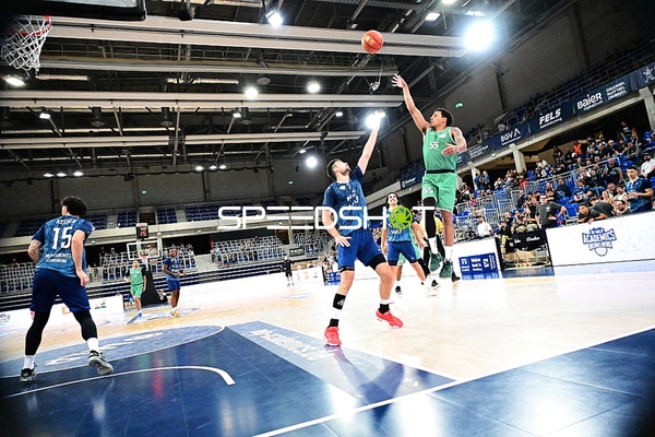 Wurfversuch von Eli Brooks (55; Gladiators Trier)