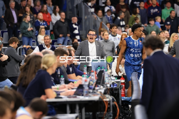 Szene mit Eric Reed Jr. (43; MLP Academics Heidelberg), Carlo Finetti (998; MLP Academics Heidelberg) und Dr. med. Markus Weber (812; MLP Academics Heidelberg)