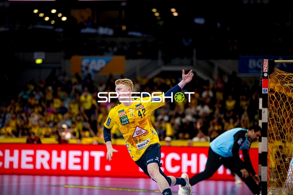 Spieler Jon Lindenchrone Andersen (42; Rhein Neckar Löwen) wirft aufs Tor