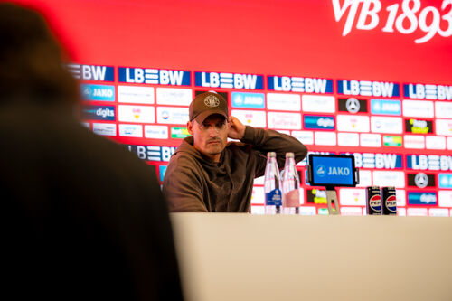 Trainer bei Pressekonferenz