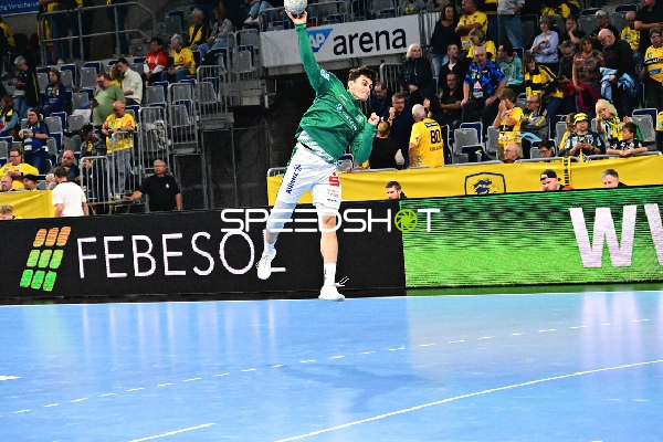 Matej Klima (13; SC DHfK Leipzig) wirft aufs Tor