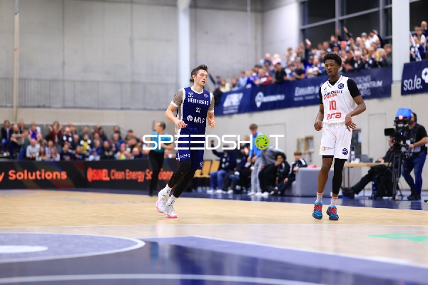 Sir Jabari Rice (10; Basketball Nymburg) und Ryan Mikesell (33; MLP Academics Heidelberg) auf dem Spielfeld
