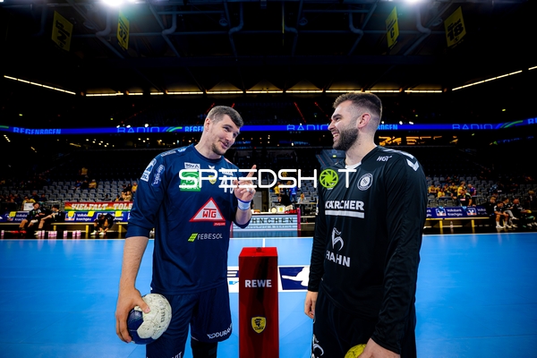 Spieler im Gespräch mit Ball