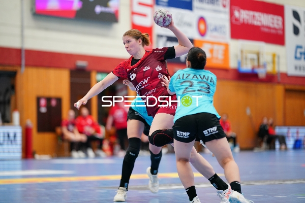 Nina Engel (6; HSG Bensheim/Auerbach) und Natsuki Aizawa (23; Thüringer HC) in Aktion