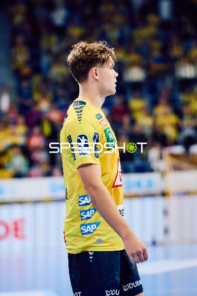 Ein Spieler der Rhein Neckar Löwen wartet während des Spiels.