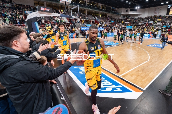 Yorman Polas Bartolo (13; MHP Riesen Ludwigsburg) und Lenny Anigbata (12; MHP Riesen Ludwigsburg) am Spielfeldrand