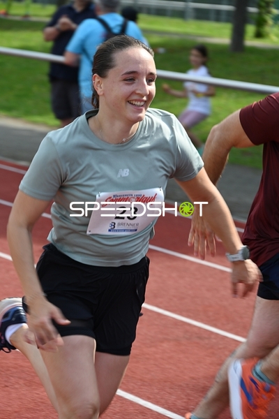 Startnummer 23 läuft beim Sommerlauf