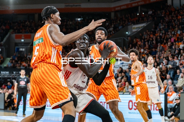 Malik Osborne (10; Ratiopharm Ulm) mit Ball