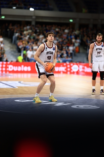 Spielszene mit Ignas Sargiunas (43; Rytas Vilnius) und Martynas Paliukenas (77; Rytas Vilnius)
