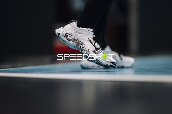 Sportschuhe auf Hallenboden