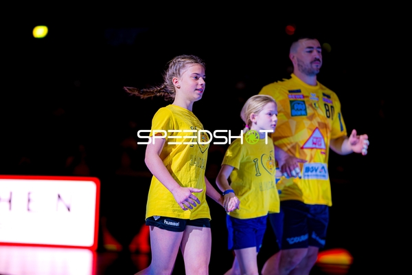 Einlauf mit Jannik Kohlbacher (80;Rhein Neckar Löwen)