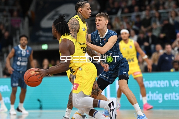 Michale Kyser (12; EWE Baskets Oldenburg) und Niklas Würzner (2; MLP Academics Heidelberg) in Aktion