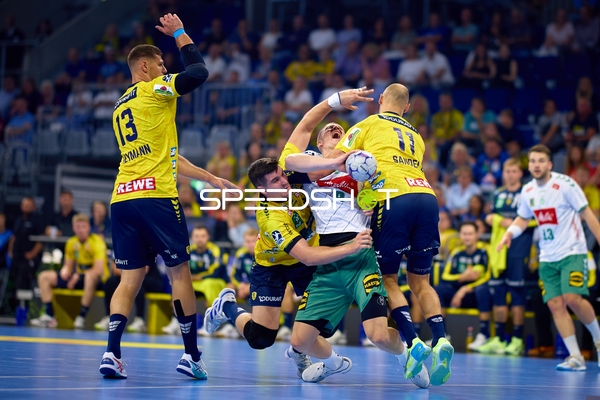 Drei Spieler kämpfen um Ball