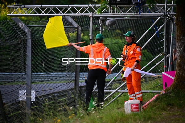 Streckenposten mit Flaggen am Nürburgring