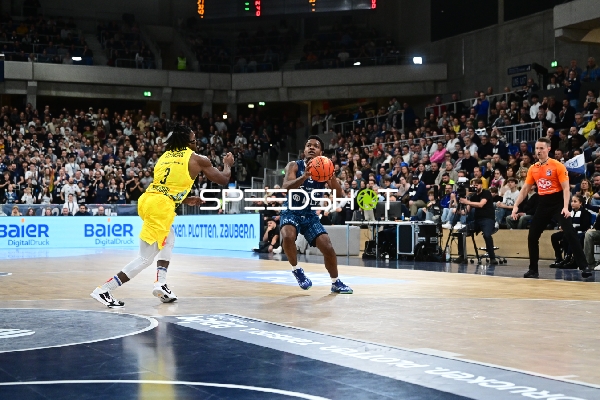 DJ Horne (0; MLP Academics Heidelberg) mit Ball in Aktion