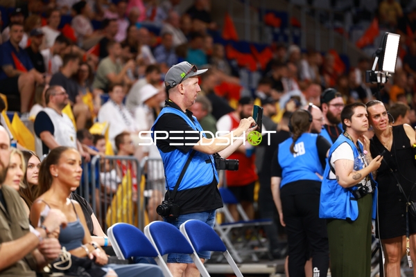 Offizielle und Fotografen am Spielfeldrand