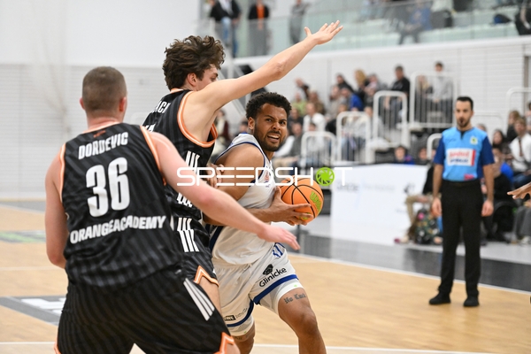 Noah Kamdem (17; CATL Basketball Löwen Erfurt) greift den Korb an