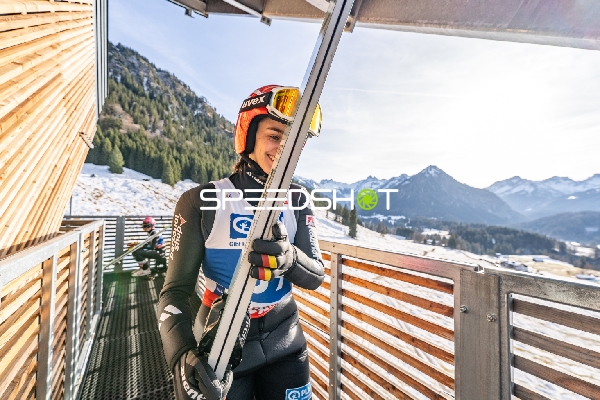 Athletin mit Skiern in Oberstdorf