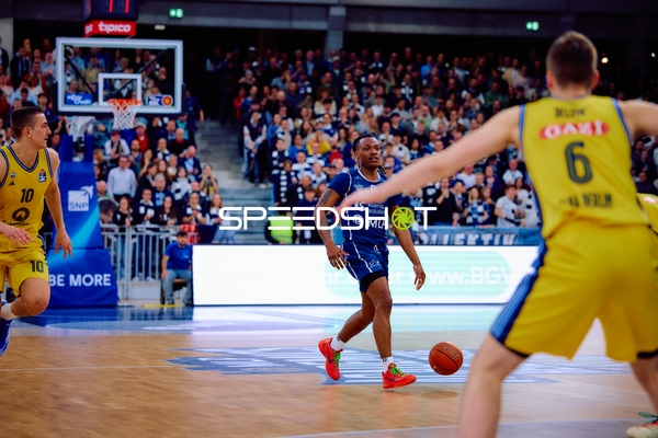 Dribbling gegen Alba Berlin