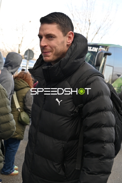 Fan Mijajlo Marsenić (93; Füchse Berlin) vor der Arena