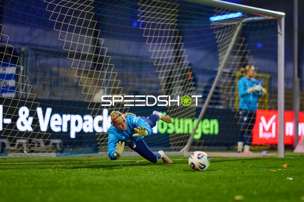Torwart Juliane Schmid (27; TSG Hoffenheim Frauen) in Aktion