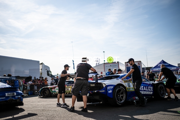 Rennfahrzeug in der Boxengasse