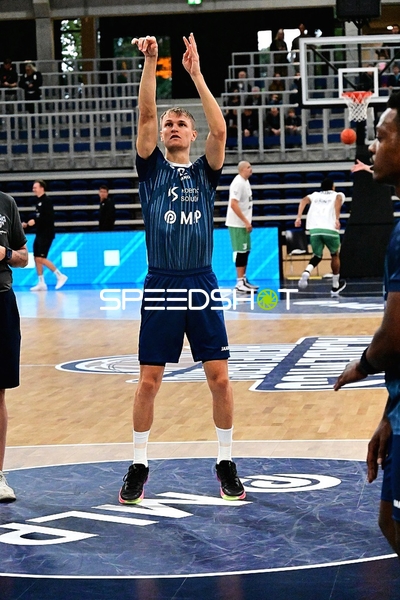 Niklas Würzner (2; MLP) wirft Korb