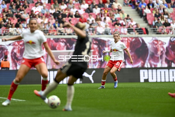 Spielszene mit Julia Landenberger (21; RB Leipzig Frauen)