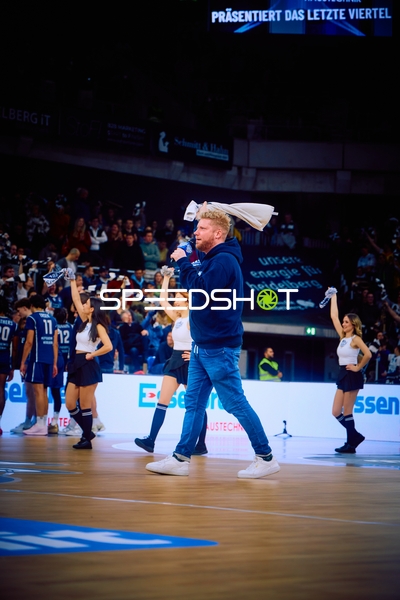 Moderator spricht ins Mikrofon und feuert die Menge an.