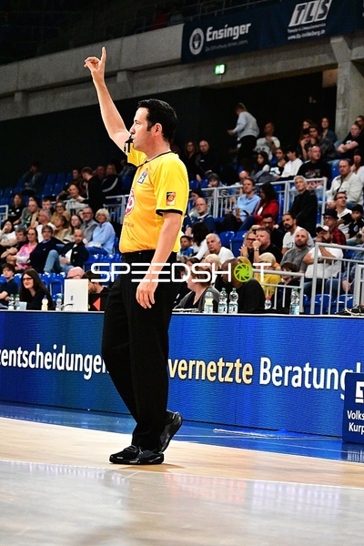 Schiedsrichter gibt Zeichen