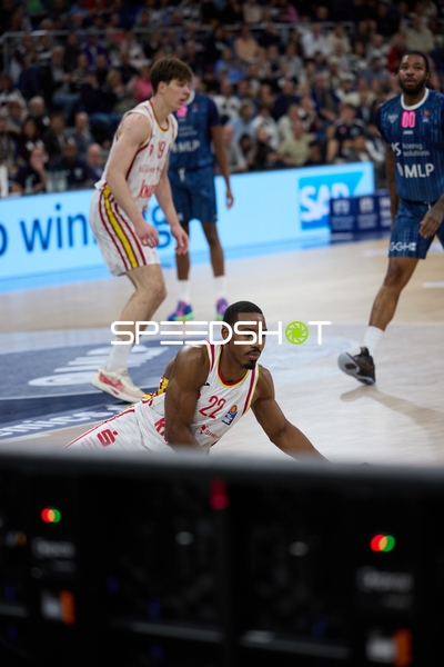 DJ Horne (0; MLP Academics Heidelberg) verteidigt gegen Christian Skladanowski (19; Würzburg Baskets) und Johnathan Stove (22; Würzburg Baskets)