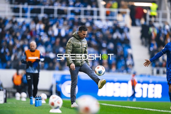 Person mit Ball am Fuß