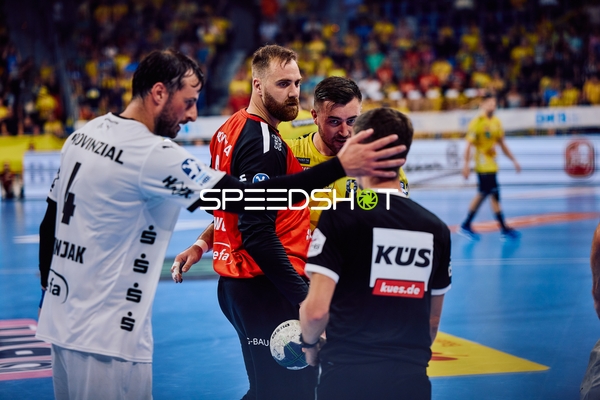 Spieler im Gespräch mit dem Schiedsrichter