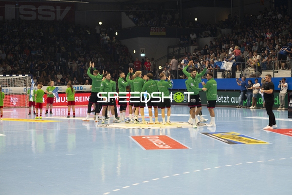 Josip Simic (5; HSG Wetzlar), Stefan Cavor (77; HSG Wetzlar) und Filip Vistorop (4; HSG Wetzlar) positionieren sich und Jubeln zum Fans