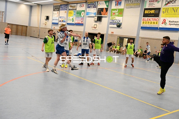 Spieler von TV Edingen beim Wurf auf das Tor