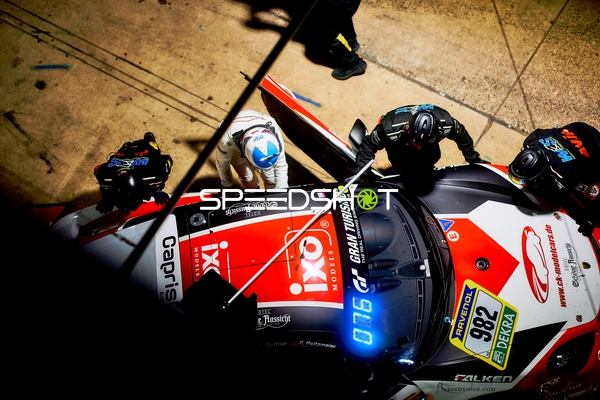 Rennfahrzeug in der Boxengasse