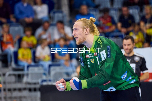 Der Torwart von Rhein Neckar Löwen, Mikael Appelgren, feiert eine erfolgreiche Aktion.