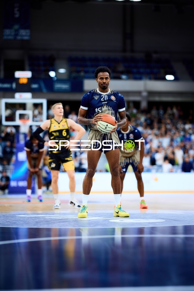 Michael Weathers (20; MLP Academics Heidelberg) vor Freiwurf