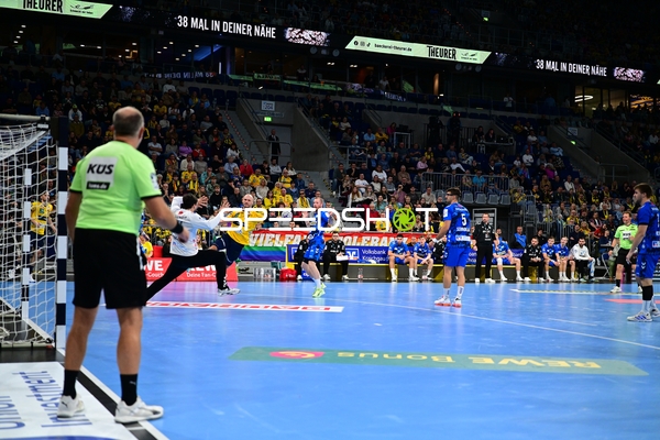 Torwurf von Lukas Sandell (11; Rhein Neckar Löwen)