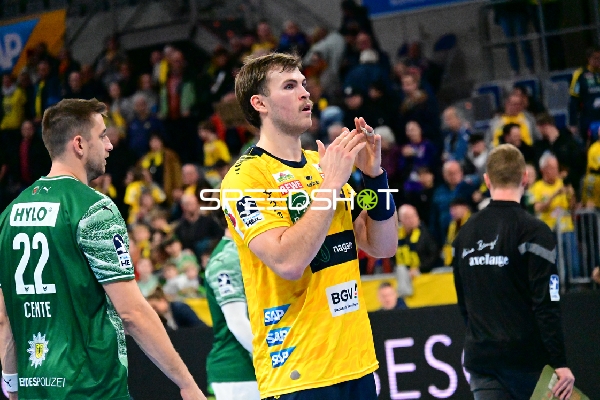 Steven Plucnar Jacobsen (9; Rhein Neckar Löwen) klatscht Beifall