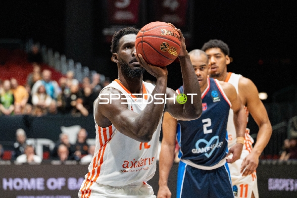 Amadou Sow (12; NINERS Chemnitz) mit Wurf