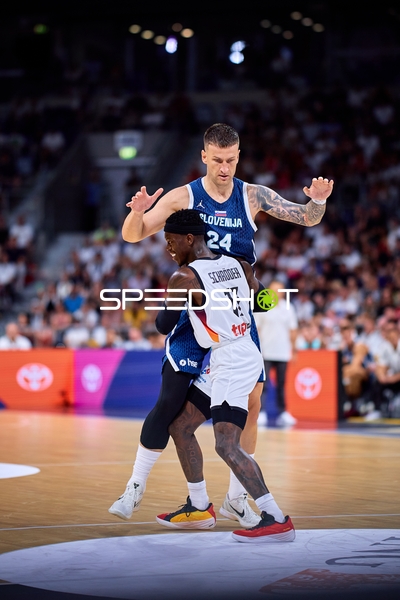 Zweikampf Dennis Schröder (17; Deutschland) vs Alen Omić (24; Slowenien)