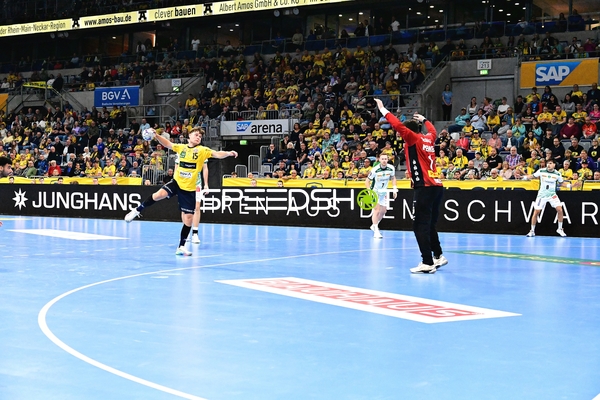 David More (15; Rhein Neckar Löwen) wirft aufs Tor