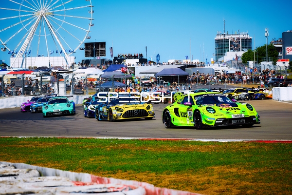 Rennfahrzeuge auf der Strecke