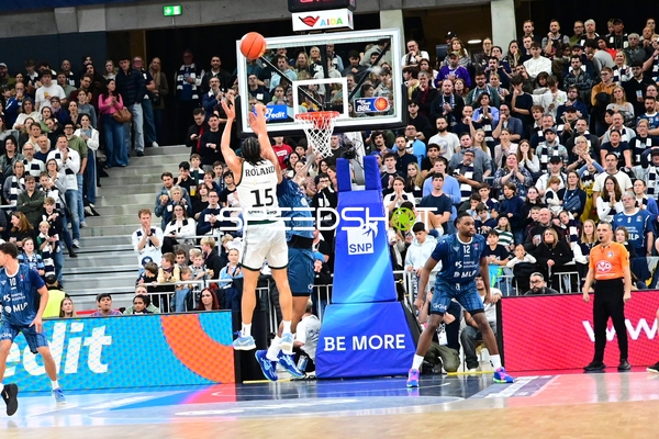 Samuell Williamson (10; MLP Academics Heidelberg) wirft gegen Jordan Roland (15; Gladiators Trier)