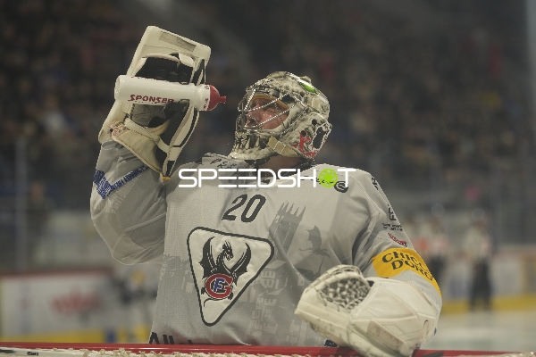 Reto Berra (20; Fribourg-Gotteron) trinkt Wasser
