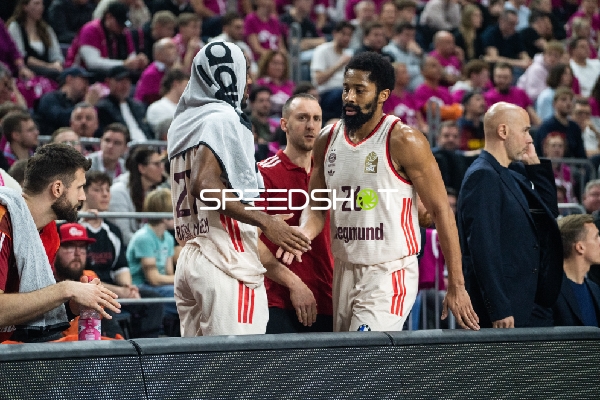 Spencer Dinwiddie (26; FC Bayern Basketball) mit Teamkollegen