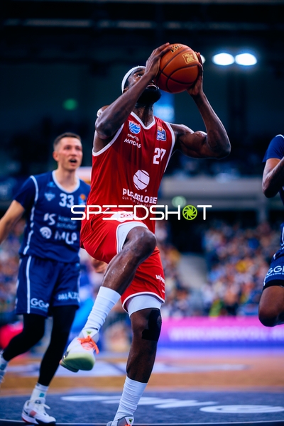 Intensive Wurfaktion während des Spiels MLP Academics vs SYNTAINICS MBC